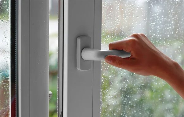 چطور از مرگ خاموش جلوگیری کنیم؟ 5 باز گذاشتن پنجره برای تهویه هوای خانه